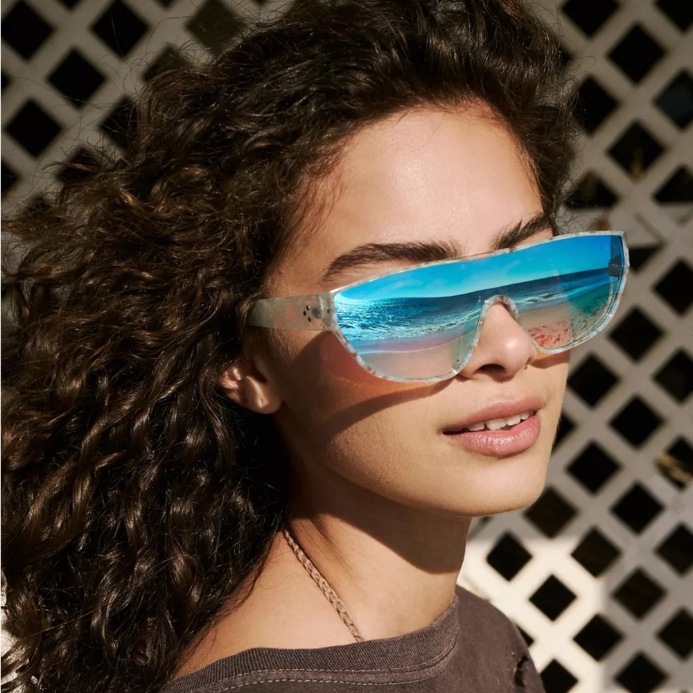 Urban Outfitters Cordelia blue sunglasses